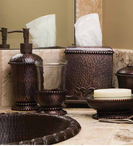 Ce somptueux ensemble de salle de bain en or et argent antique de huit pièces se distingue par ses motifs de défilement ornés et élaborés. - Product Image 4