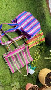 Bolsas de playa y cosméticos recicladas con telar manual de moda respetuosas con el medio ambiente personalizadas estuches de compras a rayas tejidos de plástico con cremallera reutilizables - Product Image 4