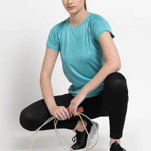 Camiseta Deportiva de Tela Elástica y Uso Duradero con Comodidad Ligera y Estilo Limpio - Product Image 3