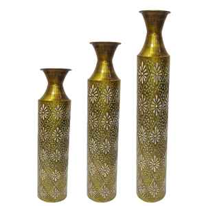 Una elegante maceta de aluminio aporta sofisticación moderna y calidad resistente a la intemperie a la decoración del jardín. - Product Image 2