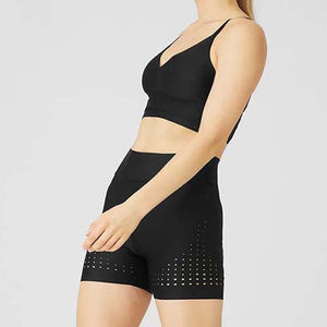 Ensemble de yoga personnalisé pour femmes, soutien-gorge de sport et short faciles à porter, vêtements de sport de haute qualité, ensemble court avec design et impression personnalisés - Product Image 3