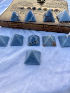 Pierre d'énergie spirituelle de pyramide de guérison d'Anjolite polie d'amour pour la méditation Reiki et la décoration intérieure - Product Image 4