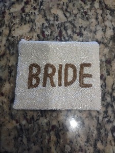 Monedero de Cuentas Coloridas Hecho a Mano con Diseños, Textos y Patrones Únicos, Perfecto para Regalos y Uso Diario - Product Image 3