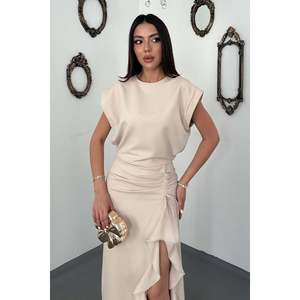 Robe en satin beige à volants sur le devant - Beige - Product Image 2