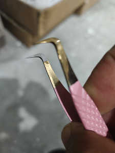 Pince à cils en acier de haute qualité à 90 degrés en or rose pour cils de volume personnalisés et pointes pointues - Product Image 1