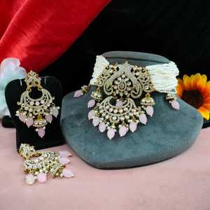 Ensemble de tour de cou de mode de charme vintage victorien avec Zircon et perle élégante touche royale pour des occasions spéciales - Product Image 4