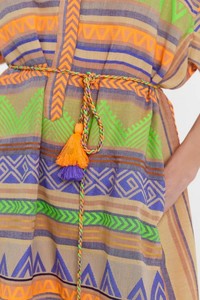 Vestido corto estampado Cierre de botón en el cuello Un brazo más corto y un brazo más largo cinturón incorporado como tela en las caderas - Product Image 2