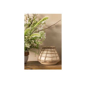 Support d'affichage élégant de pot de jardinière en rotin et en fer pour la maison, l'intérieur et l'extérieur. - Product Image 1