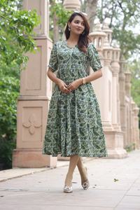 Robe mi-longue en coton faite à la main, écologique, respirante, pour l'hiver, motif uni, vêtements décontractés pour femmes, création de designer - Product Image 4