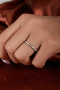 Oro blanco Moissanite Diamond Eternity Band 1,80 MM Thin Wedding Full Eternity Stacking Timeless Band Ring para mujer - Product Image 4