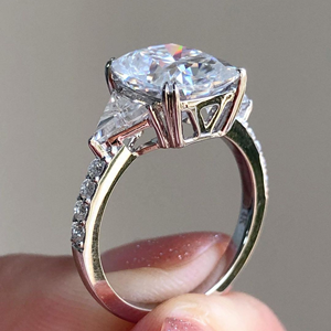 Anillo de Diamante Cultivado en Laboratorio con Corte Cojín de 4.20 Quilates, Oro Blanco de 14K con Baño de Rodio, Certificado IGI, Claridad VS1, de SENSUOUS JEWELS - Product Image 6