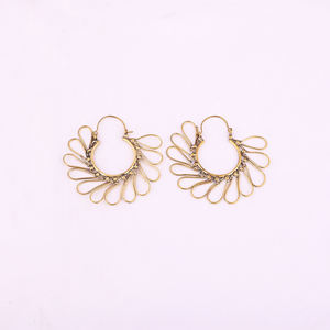 Boucles d'oreilles créoles tendance en laiton plaqué or en forme de pétale - Product Image 1