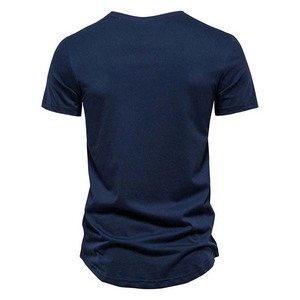 Camiseta de Manga Corta Azul Marino para Hombre con Estampado Geométrico Naranja, Corte Ajustado, Cuello Redondo, 100% Algodón Jersey - Product Image 2