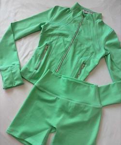 Conjunto de Chaqueta y Pantalones Cortos para Mujer, Conjunto de Dos Piezas de Alta Elasticidad con Logotipo Personalizado, Ropa de Entrenamiento para Gimnasio, Primavera y Verano - Product Image 1