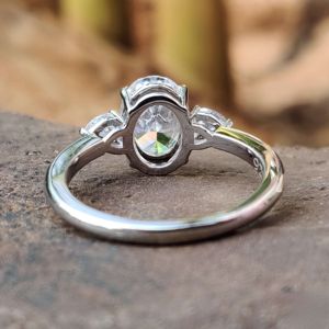 Impresionante anillo de compromiso ovalado de tres piedras con detalles de corte de pera en oro de 10K - Product Image 5