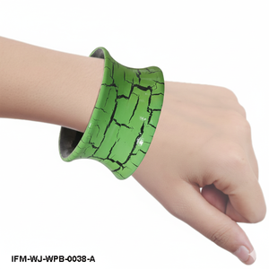 Brazalete de Madera con Esmalte Verde Craquelado Estilo Bohemio, Brazalete Ancho Pintado Artesanalmente, Joyería Única con Estilo Terroso - Product Image 4