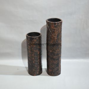 Vases minces en métal de vente chaude avec la surface texturisée foncée vintage et la conception gravée artistique pour les espaces de maison et de bureau modernes - Product Image 3