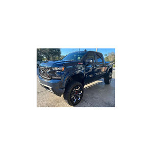 Chevrolet Traverse LT avec un grand espace de chargement et un système de divertissement à l'arrière. - Product Image 5