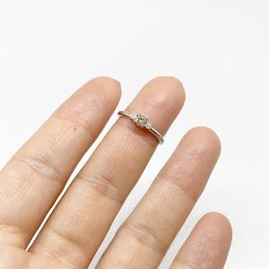Anillo de compromiso de tres piedras de moissanita de corte redondo de 6mm en ajuste de punta clásica | Joyería fina de aniversario de Boda nupcial - Product Image 4