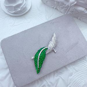Broche en argent sterling 925 Poisson et Plume de feuille, émail vert dégradé et pavé de CZ, Bijoux d'inspiration naturelle orientale - Product Image 4