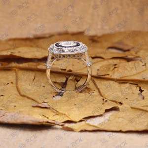 Anillo de Compromiso de Moissanita con Corte Art Deco de 1.50 TCW para Mujer, Azul Baguette, Chapado en Oro, Plata de Ley 925, Joyería en Racimo - Product Image 5