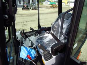 Miniexcavadora Kubota U27-4 con Motor EURO 5, Excavadora Compacta con Brazo Oscilante para Construcción, Paisajismo y Trabajos de Servicios Públicos - Product Image 2