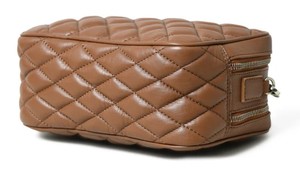 กระเป๋าสะพายพาดลำตัวหนังสีน้ำตาลเข้มทำโลโก้ตามสั่งแบบพกพาที่ทนทานพร้อมฝาปิดเปิดแบบพรีเมียมสำหรับการใช้งานกลางแจ้ง - Product Image 5