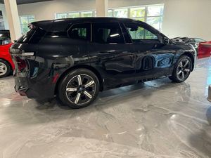 2023 BMW IX XDRIVE50 AWD ตัวเลือกเต็มรูปแบบที่ใช้แต่พร้อมเรือซ้ายเบาะหนังภายในสีดำยาง R18เครื่องยนต์เทอร์โบ