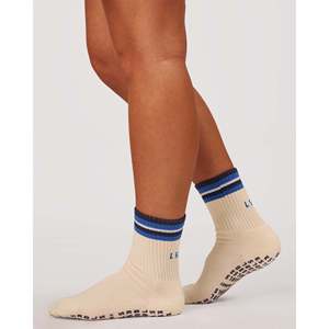 Chaussettes de Pilates Revitalise Grip 2.0 - Respirantes, anti-transpiration, adaptées aux diabétiques, sportives, tricotées pour l'intérieur avec logo personnalisé - Product Image 3