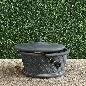 Macetas elevadas de metal para jardines de porche que permiten un almacenamiento limpio de mangueras con una estructura artística y duradera. - Product Image 5