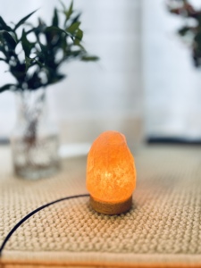 2024 la tranquillité USB pour l'espace de méditation et l'éclairage doux forme naturelle lampe à sel lampe halogène lampe de table - Product Image 3