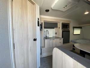 Caravane d'occasion Winnebago Industries Hike H210RB 2021 prête à la vente - Product Image 2