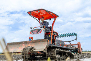 รถแทรกเตอร์ตีนตะขาบ HOGICO HG80VN Turbo 80 แรงม้า ขับเคลื่อน 2 ล้อ  พร้อมสายพานยาง  เครื่องจักรกลการเกษตรอเนกประสงค์  เครื่องยนต์เทอร์โบประสิทธิภาพสูง - Product Image 5