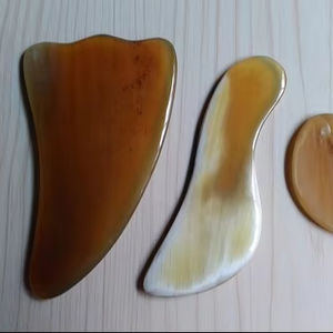 Outil de massage facial à corne naturelle de United Trade World pour les yeux, le dos, les jambes, le cou et les épaules pour le spa - Product Image 1