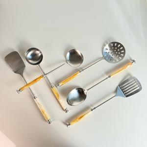 VENTES FLASH Ensemble de cuisine en acier inoxydable poli mat avec poignée en résine pour la cuisine à domicile et les mariages - Product Image 2