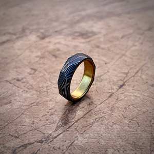 Anillo de Compromiso Masculino de Acero de Damasco Hecho a Mano con Acabado Martillado, Personalizable, OEM, DIY, Regalo de Alta Calidad para Aniversario de Bodas - Product Image 4
