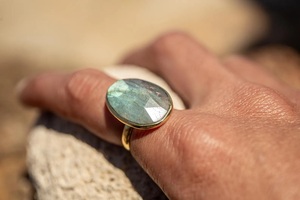 Anillo de Labradorita Azul Fuego Natural, Chapado en Oro de 18k, Hecho a Mano, Piedra Preciosa de Labradorita, Joyería para Mujer, Anillo de Boda, Regalo para Mujer - Product Image 2