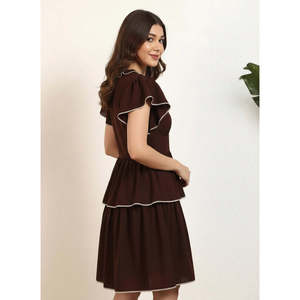 Vestido de Mujer Marrón de Rayón con Cuello en V, Volantes y Capas - Product Image 5
