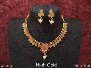 Ensemble de colliers de bijoux antiques de style fantaisie plaqué or - Product Image 2