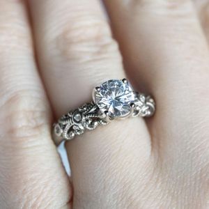 Anillo de compromiso Art Deco de corte redondo para mujer - Product Image 4