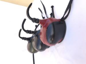 Cagoule Khan en cuir véritable personnalisable pour fauconnerie Steve Tait Tailles disponibles Appel de jeu avec bretelles en nylon - Product Image 3