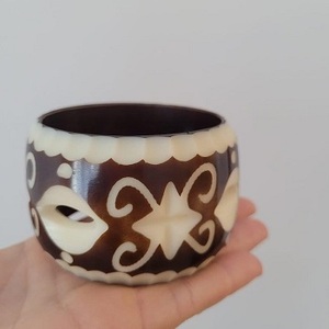 Brazalete Artesanal de Hueso Natural y Latón con Incrustaciones de Cuerno a Rayas Anchas, Brazalete de Diseño Bohemio Chic, Joyería Apilable - Product Image 5