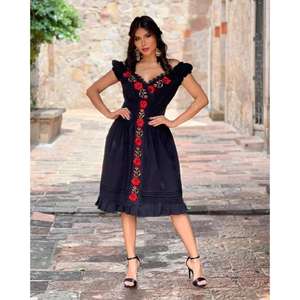 Robe midi noire brodée pour femmes, broderie florale, col en V, manches courtes, robe décontractée ethnique d'été - Product Image 1