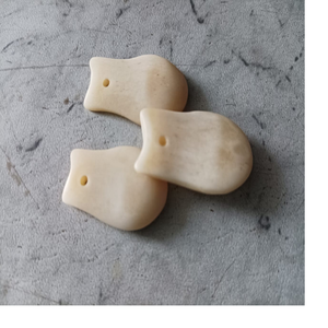 Très belles dents en os sur mesure avec trou simple et double trous, idéales pour les créateurs de bijoux et les magasins de fournitures de perles indigènes - Product Image 4