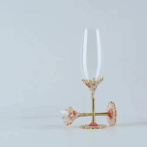 Fantástica copa de vino de cristal que eleva el vino de una bebida a una experiencia y encarna la tradición, la refinación y el disfrite. - Product Image 4