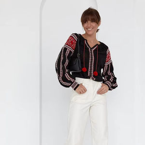 Élégante femme ukrainienne noire Vyshyvanka Top à motifs floraux avec tricot et crochet détaillant vêtements de mode ethniques traditionnels - Product Image 1