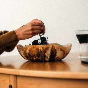 Bol de service rond en résine, orange foncé et noir, brillant, fait à la main, vaisselle décorative pour la cuisine, écologique, d'origine indienne - Product Image 2