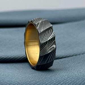 Anneau de lame en acier damas ondulé fait à la main avec manchon en laiton bande de couple esthétique pour lui fabricant direct - Product Image 4