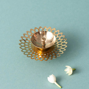 Diya de latón tradicional para Pooja Cultural Elegance Lighting para el hogar para la celebración de Navidad - Product Image 2