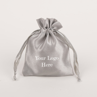 Pochette à cordon en satin argenté avec logo personnalisé, emballage cadeau pour bijoux, sac rectangulaire léger et élégant, conteneur de voyage